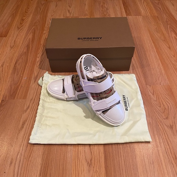 WOMENS US SIZE 6 WOMENS BURBERRY LCSL SHOE - Picture 3 of 10